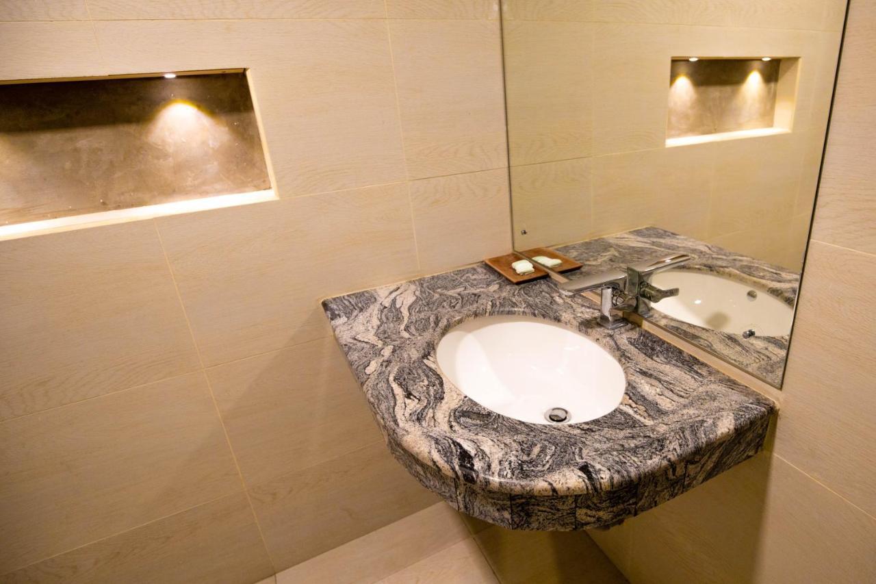 Hotel Ganthera แคนดี้ ภายนอก รูปภาพ